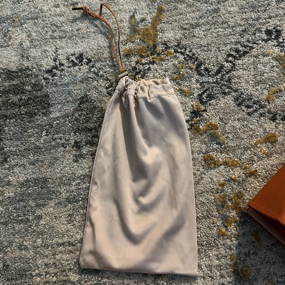 Nwot. Tory Burch sunglasses case and soft cloth satchel - Picture 3 of 5